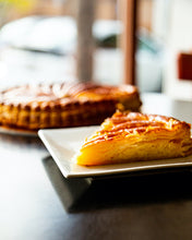 Load image into Gallery viewer, king's cake on a plate