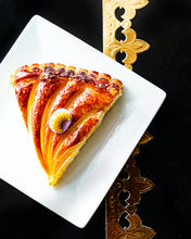 Load image into Gallery viewer, king's cake and crown on a plate